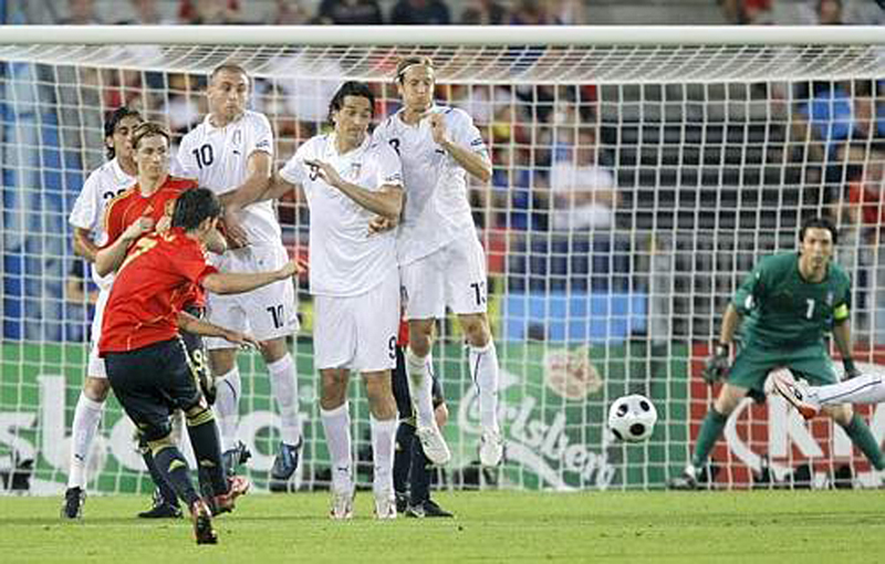 Euro 2008 (33).jpg - Spain's David Villa (3rdL) takes a free-kick during their Euro 2008 quarter-final soccer match against Italy at the Ernst Happel Stadium in Vienna, June 22, 2008.